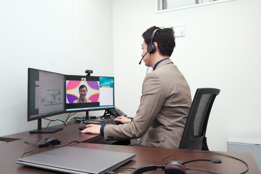 打ち合わせをしてる田中代表