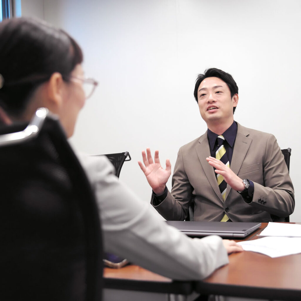 商談している田中祐貴代表