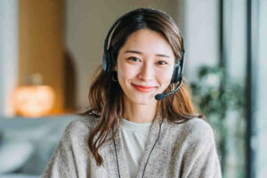 テレアポしている女性