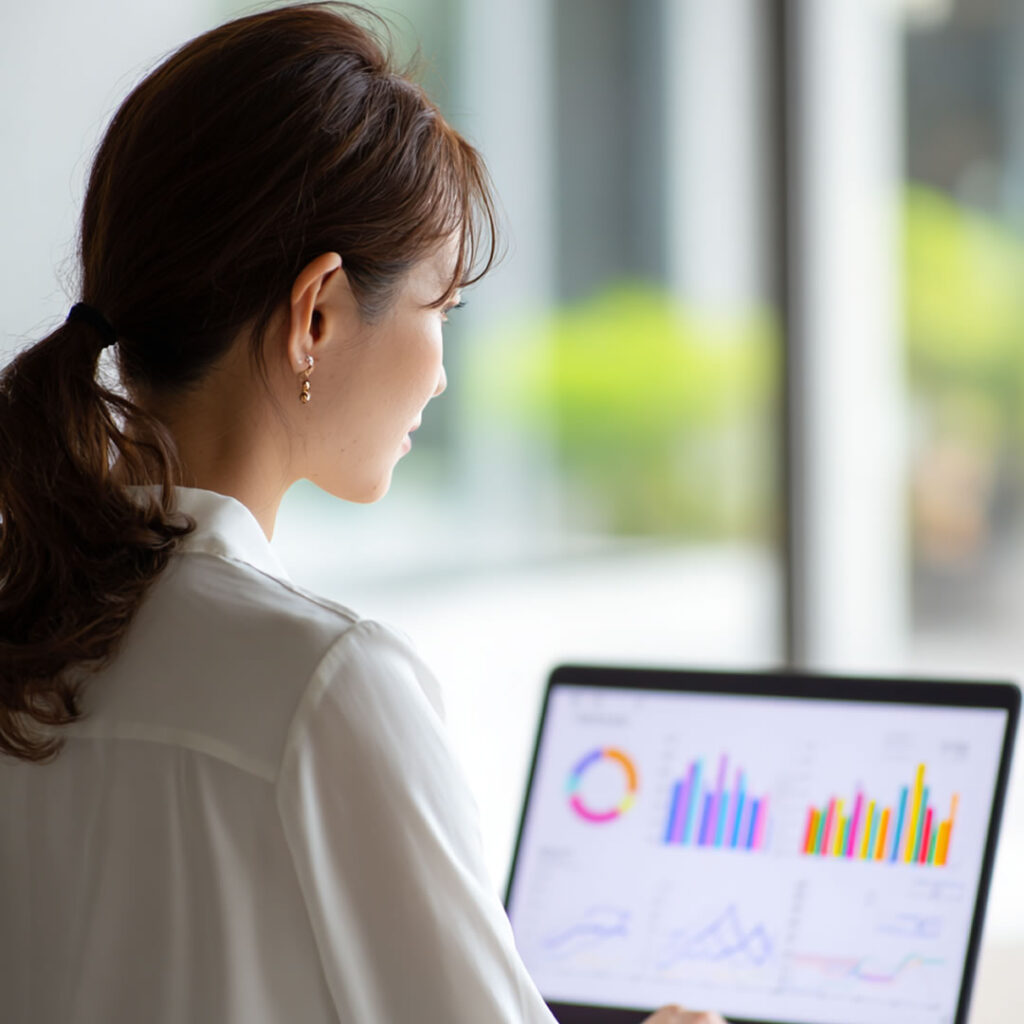 営業代行会社（法人）に依頼するメリットの表で作成している女性