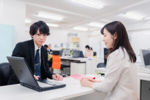 オフィスでスタッフと打ち合わせをする様子