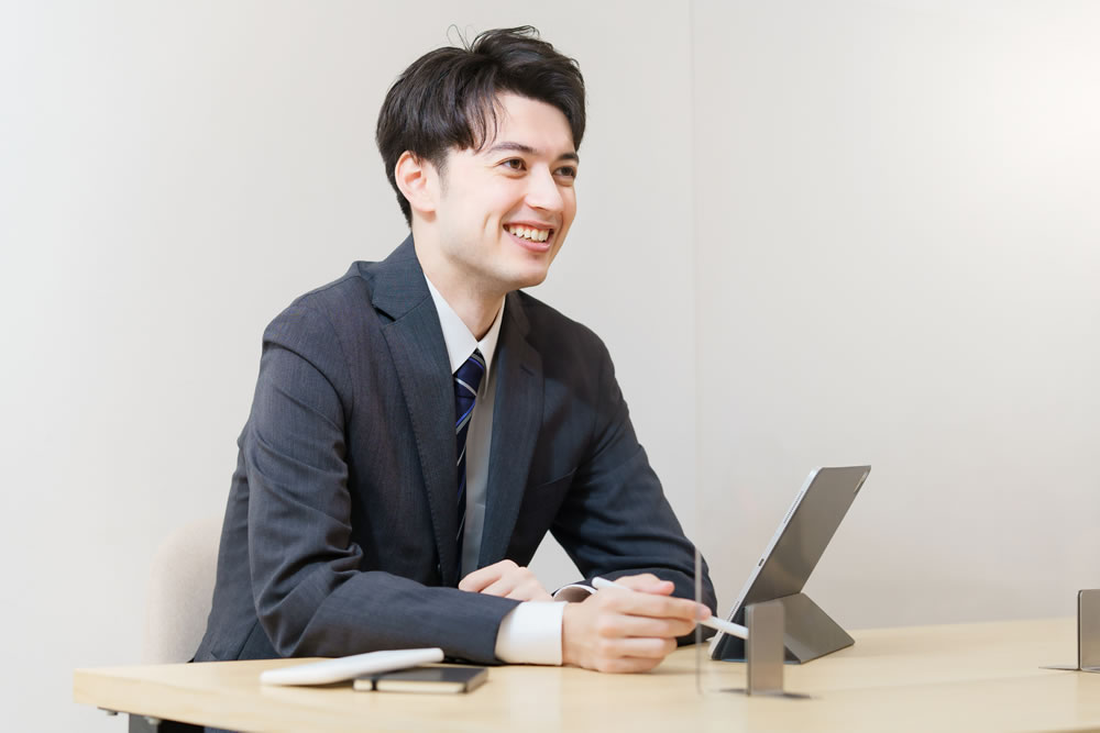 営業代行を選ぶ際に比較すべき7つのポイントを説明している男性