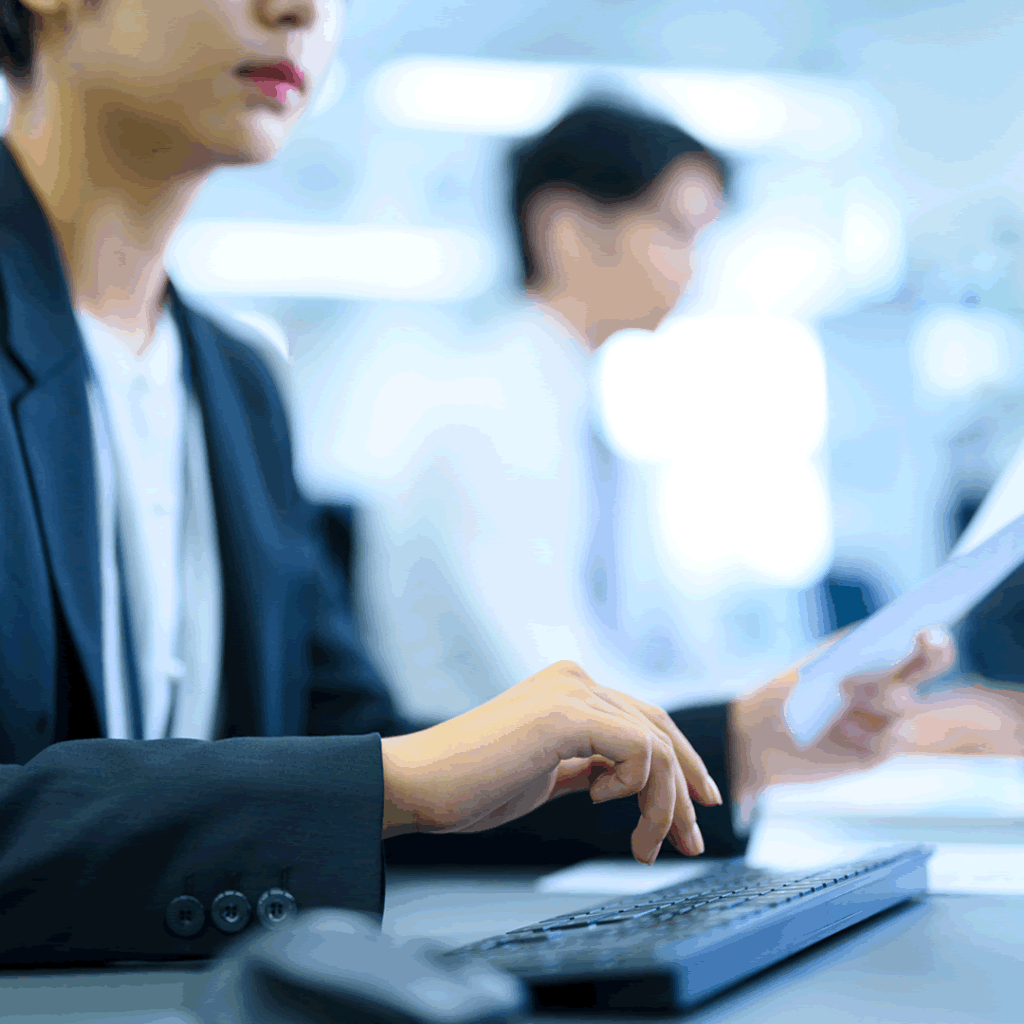 営業代行の会社を調べている女性