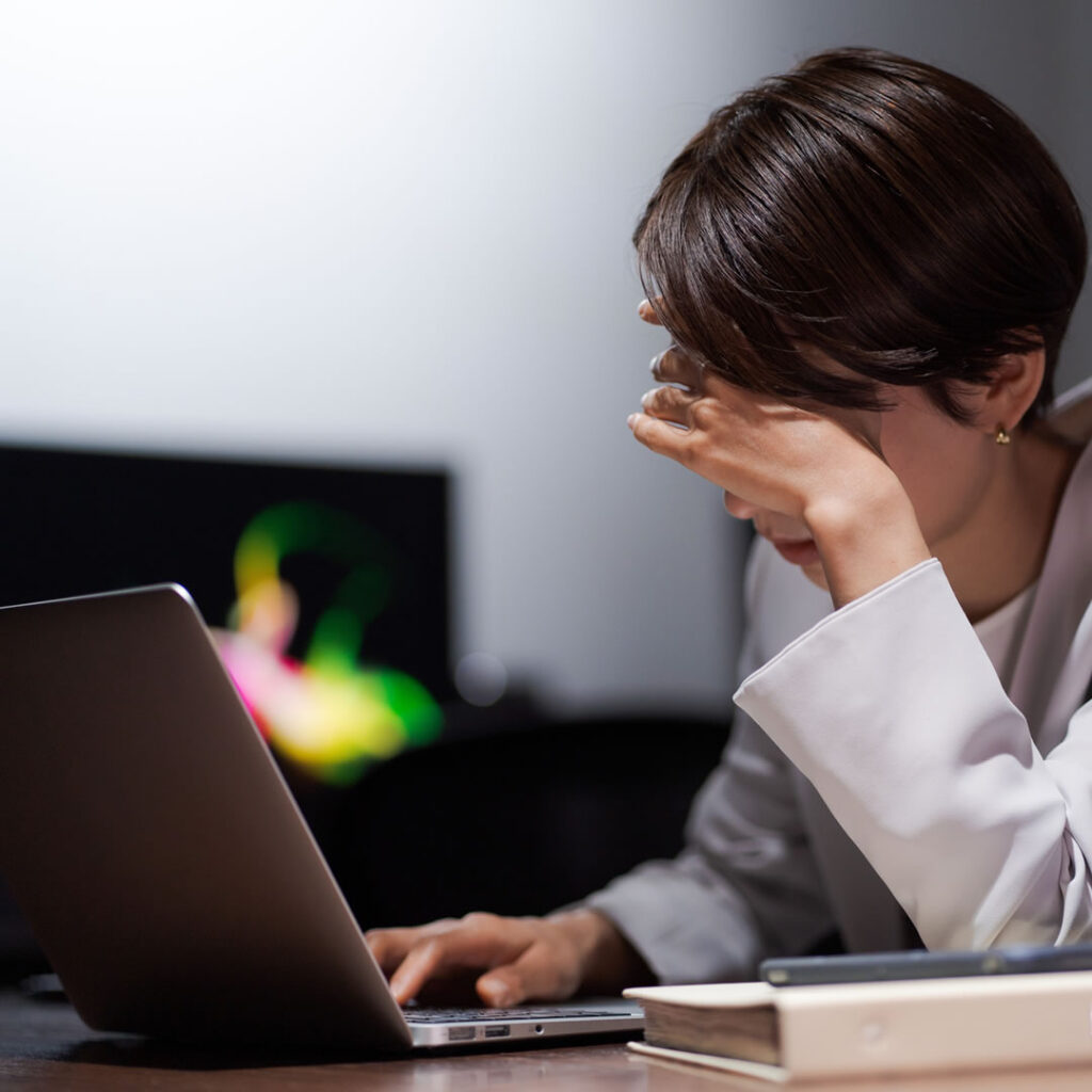 悩んでるweb制作会社の女性