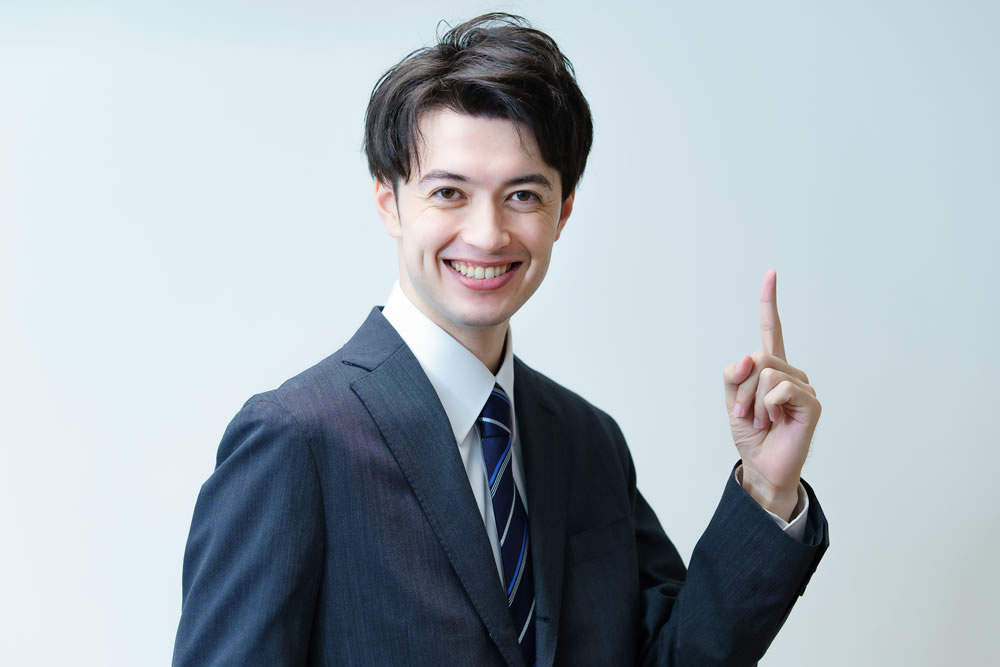 自治体営業(BtoG)の特殊性と乗り越えるべき3つの壁を説明している男性