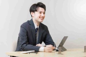 打ち合わせしている男性