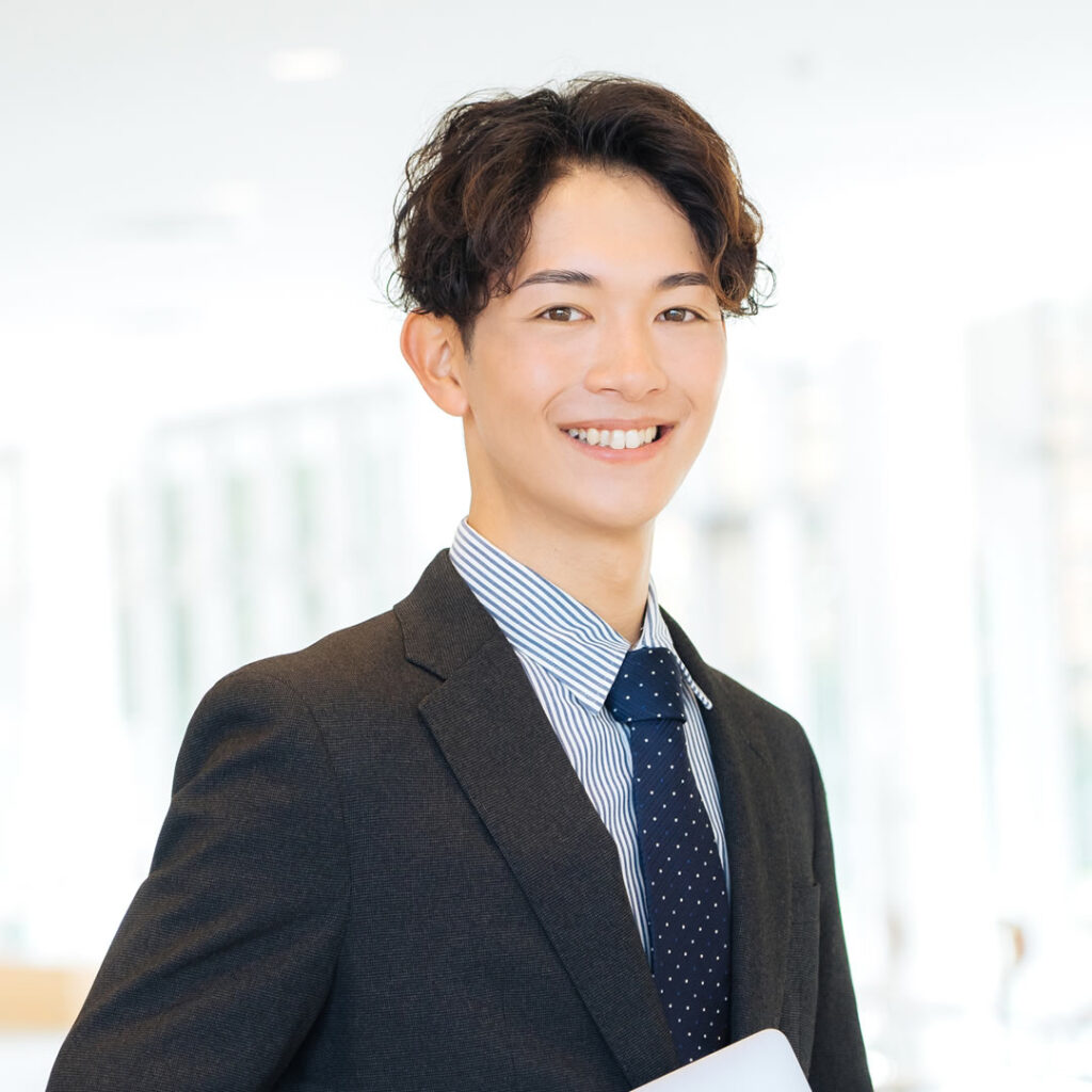 HR関連企業が抱える営業課題を説明する男性