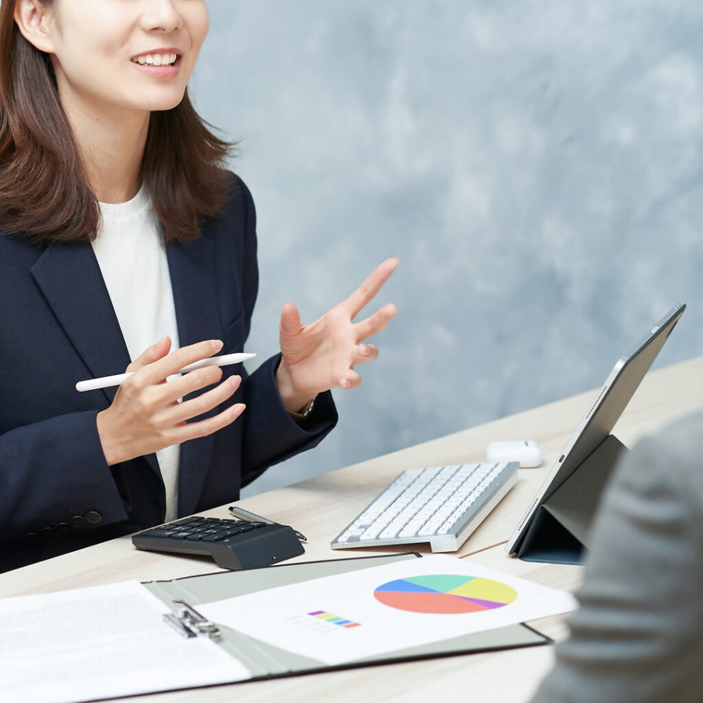 商談している女性