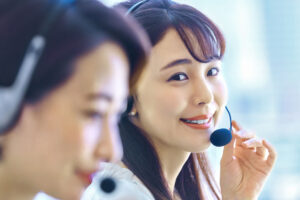 ホテルへテレアポしている女性