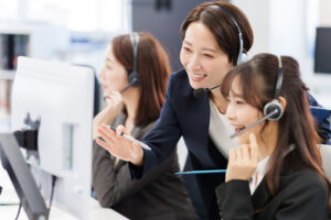 テレアポしている女性