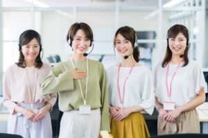 コールセンターで働く女性たち