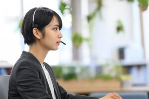 インサイドセールスで関係構築をしている女性