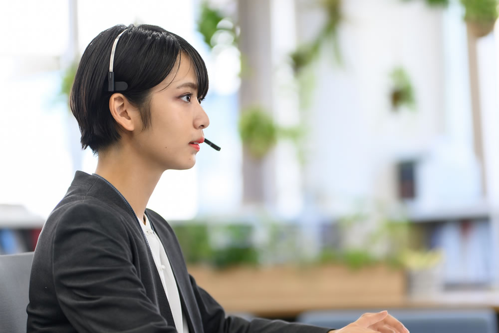 インサイドセールスで関係構築をしている女性
