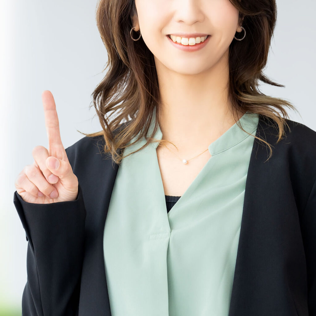 インサイドセールスの押さえるべき5つの視点を紹介している女性
