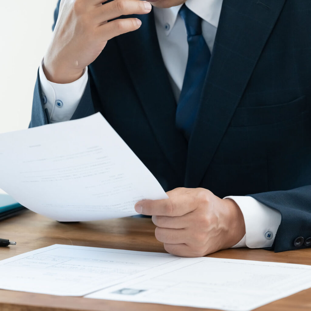 質問リストを確認している会社の役員