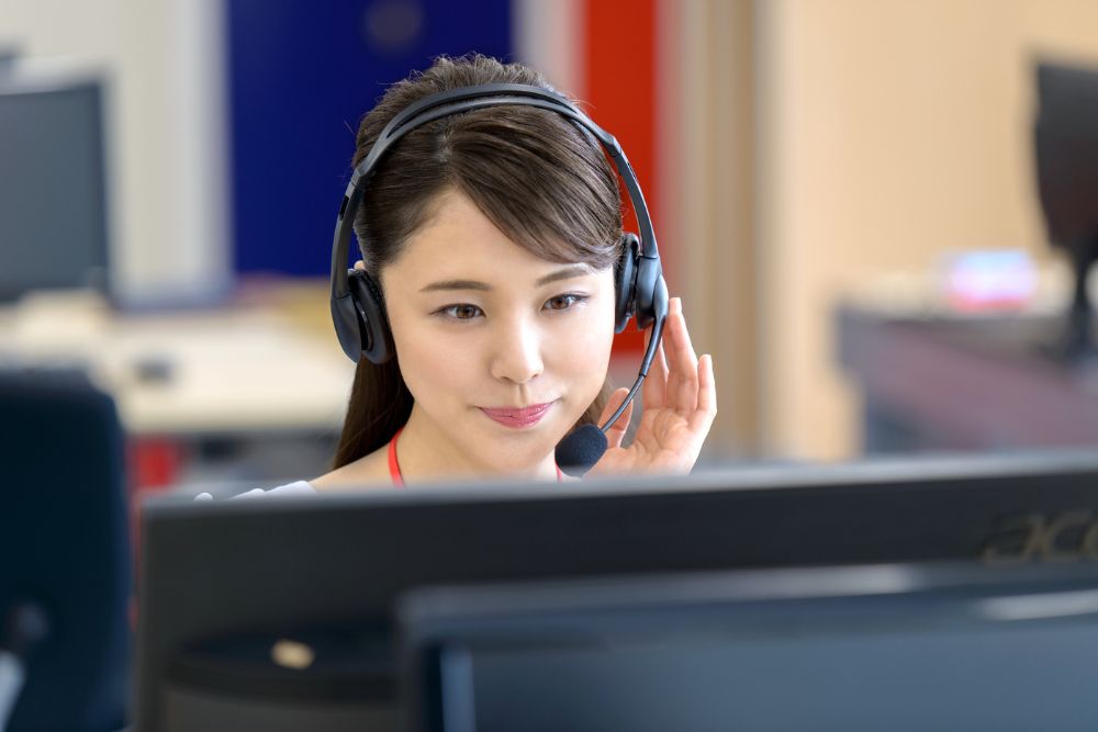 テレアポをしている女性