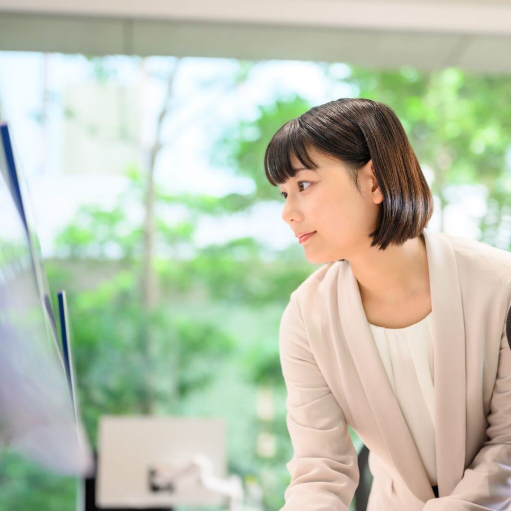 架電するリストを見極めている女性