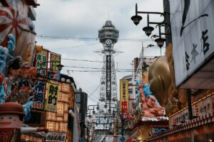 大阪・新世界の通りと通天閣