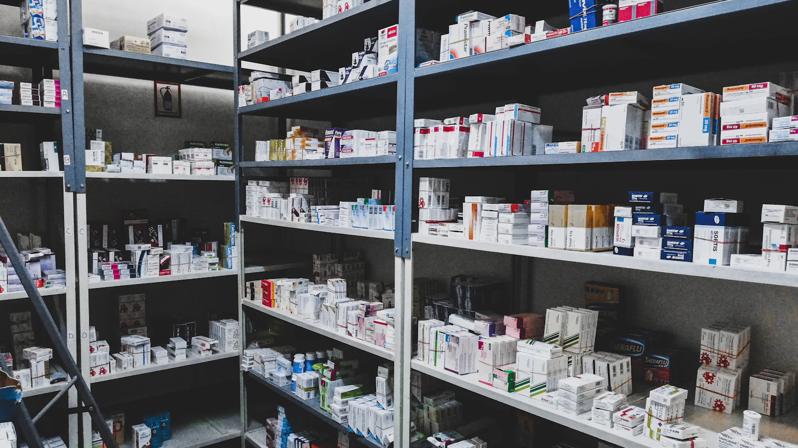 薬局の医薬品の棚
